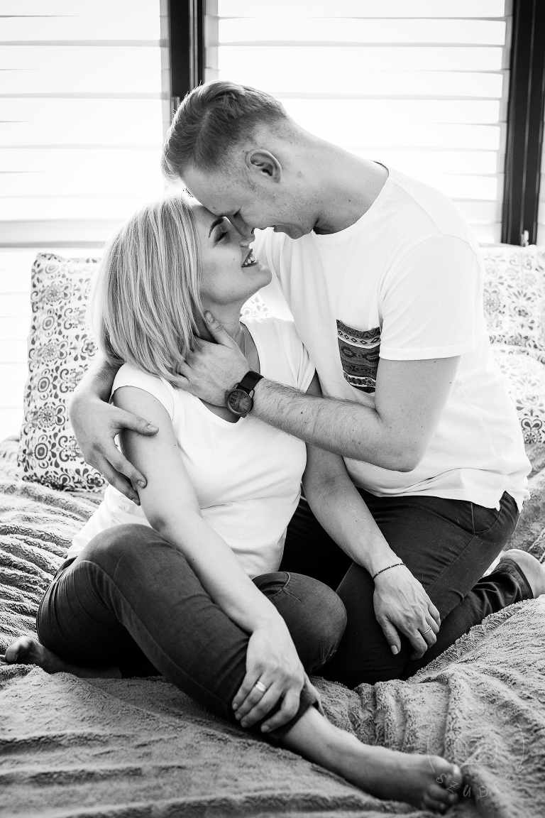 para spodziewająca się dziecka przytula się na łózku