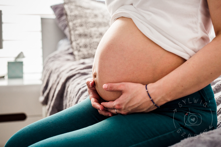 ciążowy brzuch na poczatku ósmego miesiąca