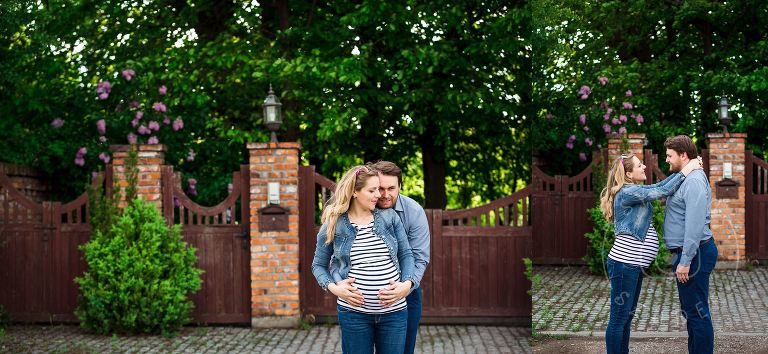 kobieta w ciąży i jej partner przytulają się w parku