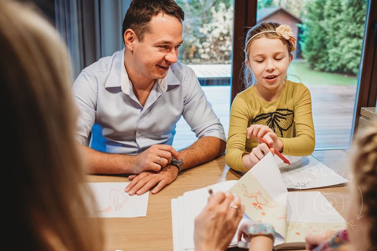 tata i córka przy stole podczas rysowania