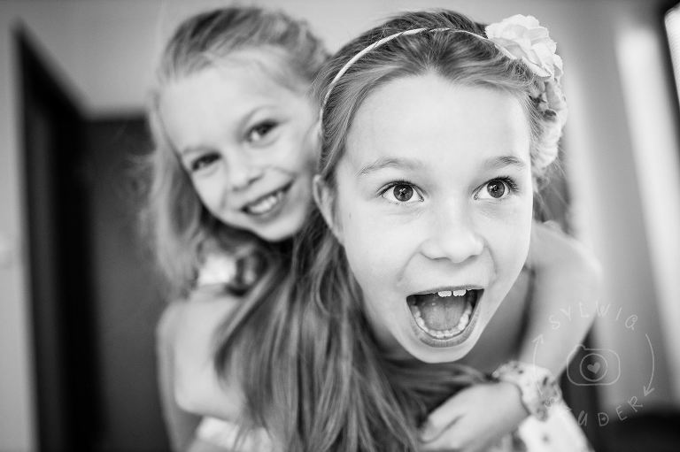 siostra niesie młodszą siostrę na barana