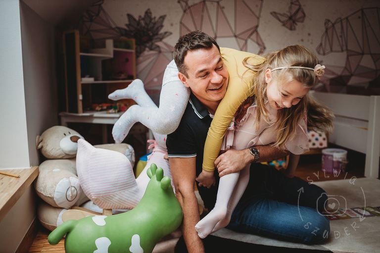 tata wygłupia się z córkami