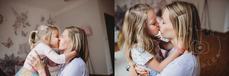 córka daje buziaka mamie