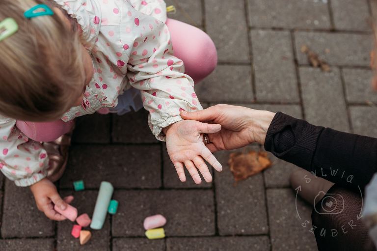 rączki pobrudzone kredą