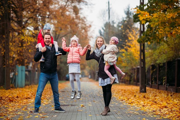 rodzice z trójką dzieci na ulicy jesiennej