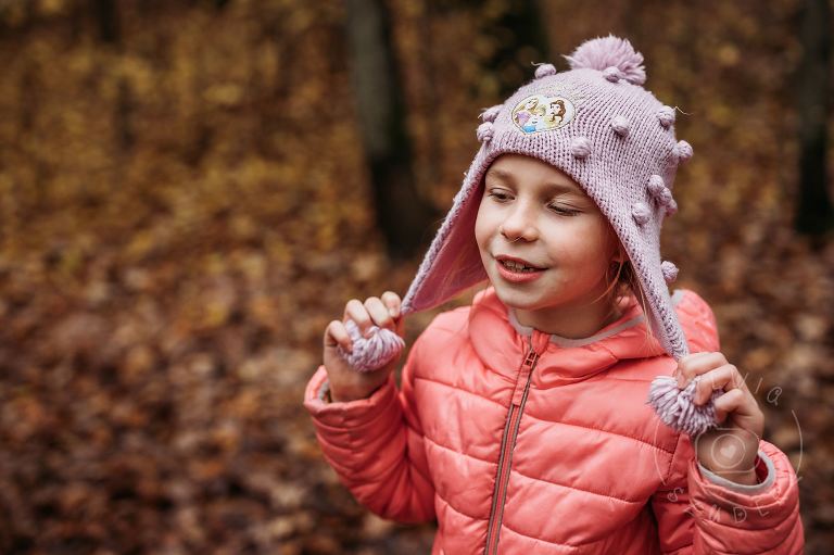portret siedmiolatki w ulubionej czapce Frozen