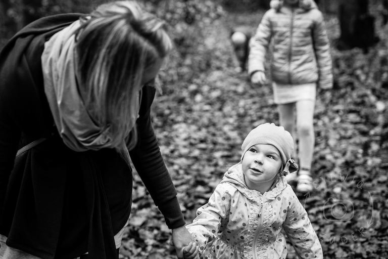 mama i córka idą za rękę