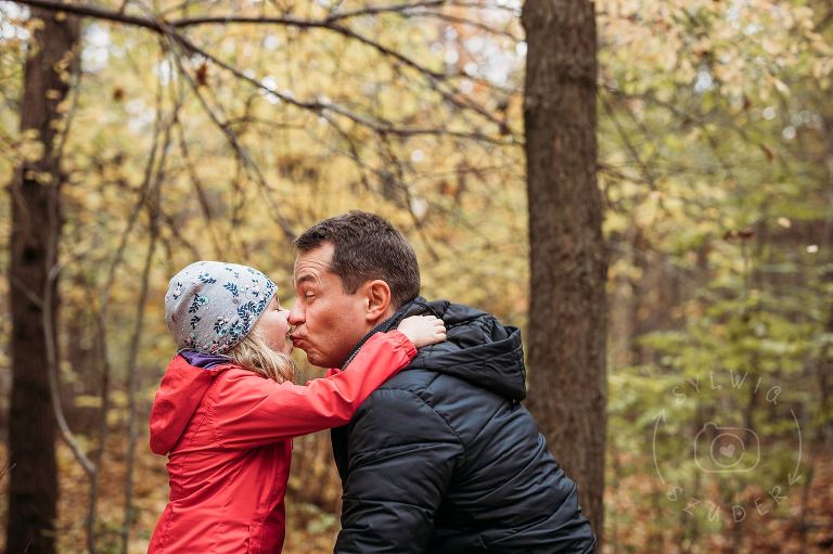 córka daje tacie buziaka