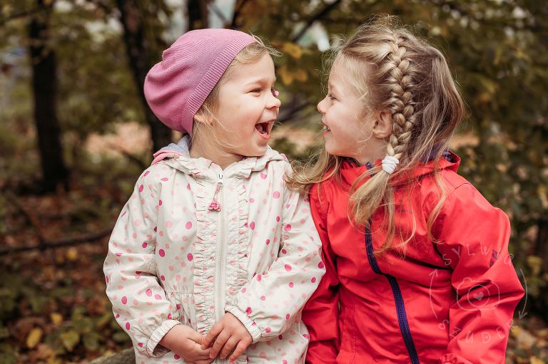 dwie siostry patrzą na siebie z uśmiechem